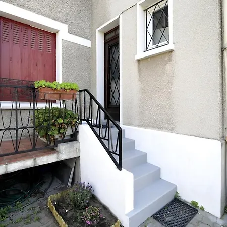 A Cozy Hideaway Just 20 Minutes From Paris Apartament
